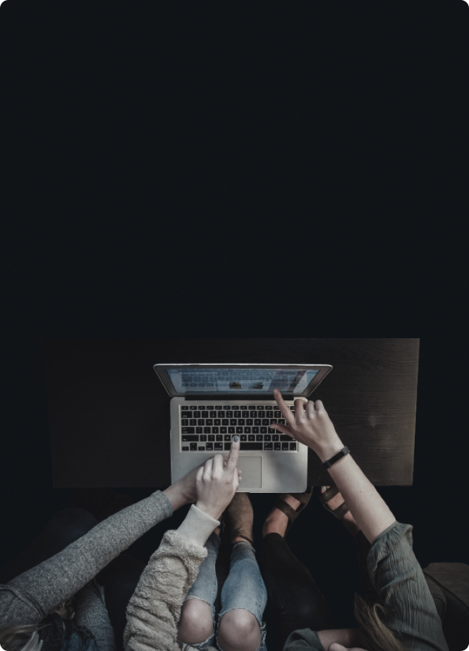 3 mãos a apontar para um computador